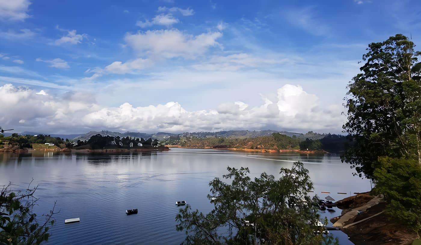 Turismo en Guatapé: sus famosos zócalos y la Piedra del Peñol