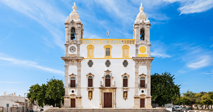 Iglesia de Carmo y la Capilla de los Huesos