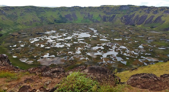 Cráter del volcan Rano Kau Isla de Pascua Chile