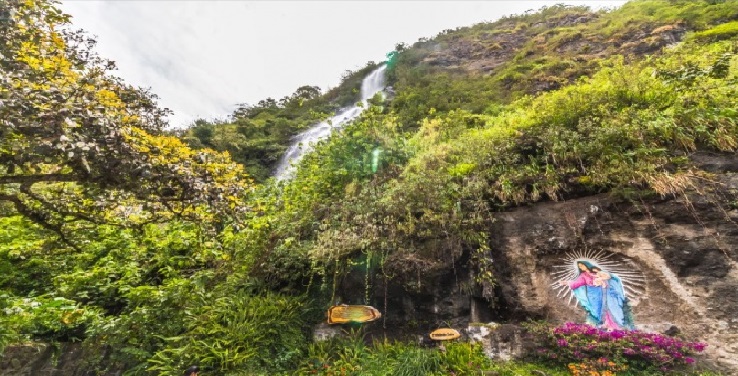 Cascada La Virgen en Pueblo Rico