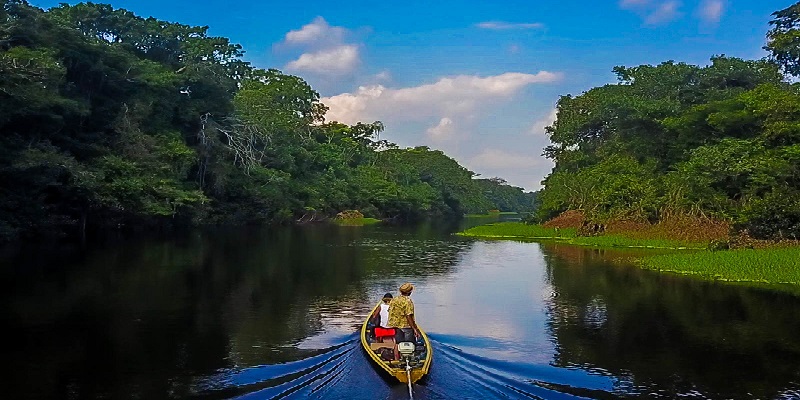 Lago Tarapoto en el Amazonas Colombiano - Frontera con Perú