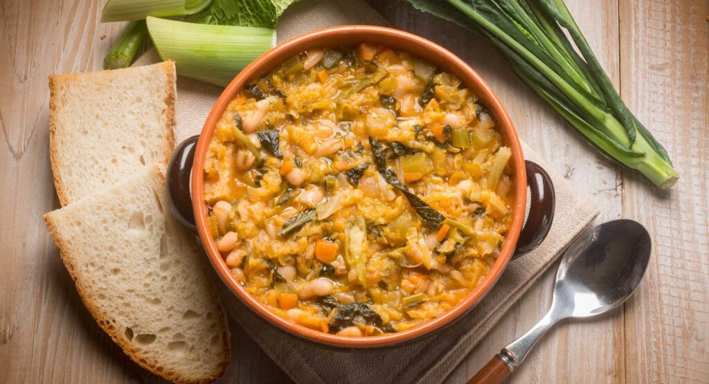 Ribollita, sopa rústica de pan y verduras