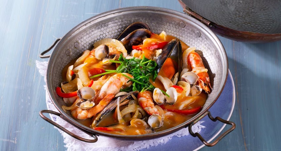 Cataplana, emblemático guiso de mariscos