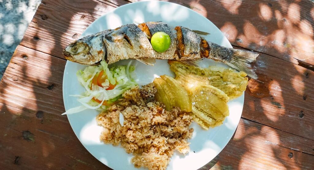 Pescado frito arroz con coco y patacones